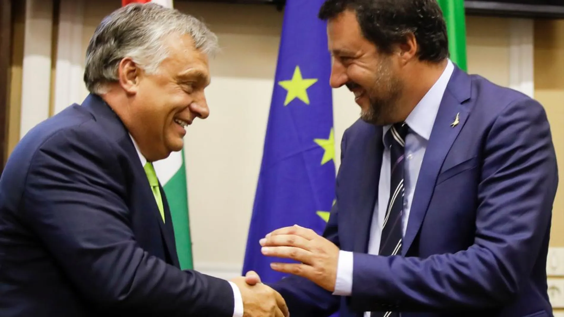 Orban y Salvini se dan la mano / AP