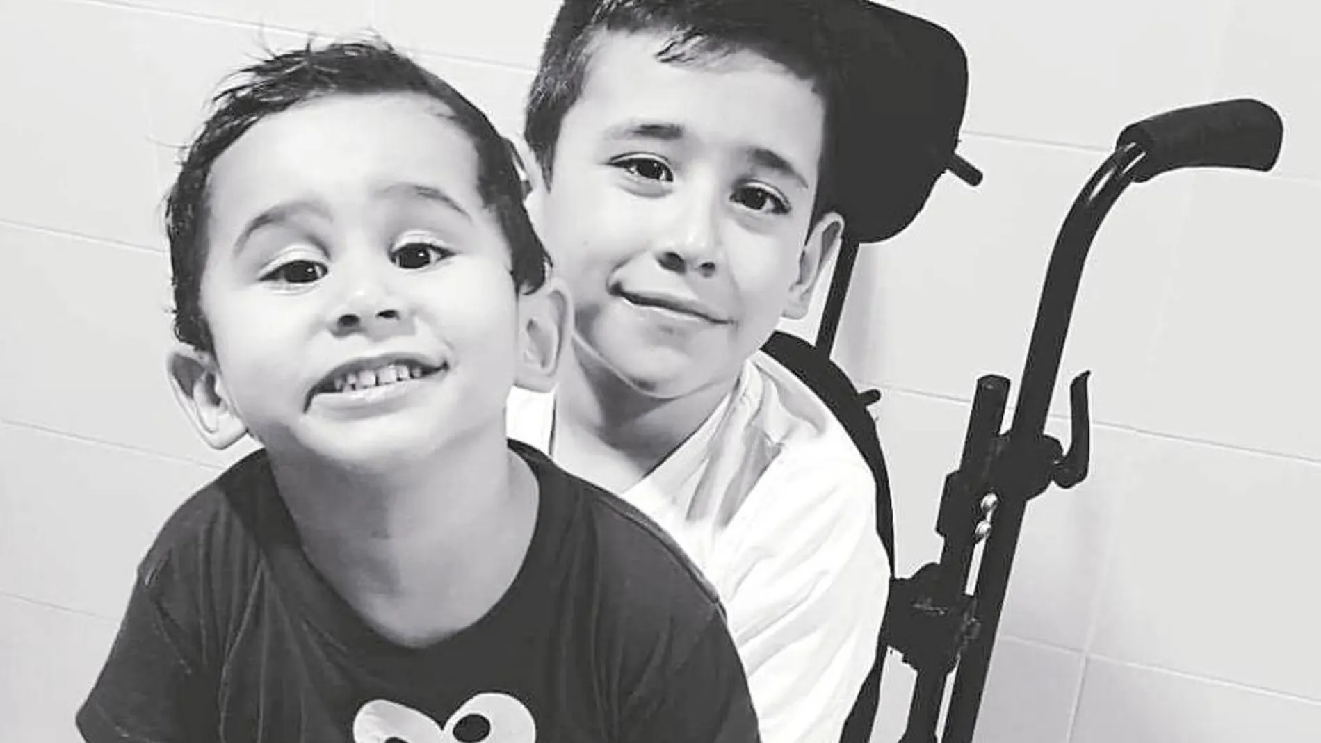 Rodrigo, en silla de ruedas, junto a su hermano Yago