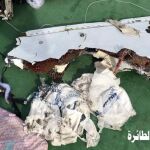 El portavoz de las Fuerzas Aéreas de Egipto muestra para del fuselaje del avión del vuelo 804 de EgyptAir.