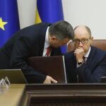 El primer ministro de Ucrania, Arseny Yatseniuk, habla con el ministro del Interior, Arsen Avakov