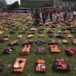 Cientos de salvavidas utilizados por refugiados son expuestos delante del Parlamento en Londres
