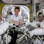 Los astronautas de la NASA Nick Hague (izquierda) y Anne McClain (derecha), preparándose para el paseo espacial del pasado viernes 22 de marzo, asistidos por Christina Koch (centro) / NASA
