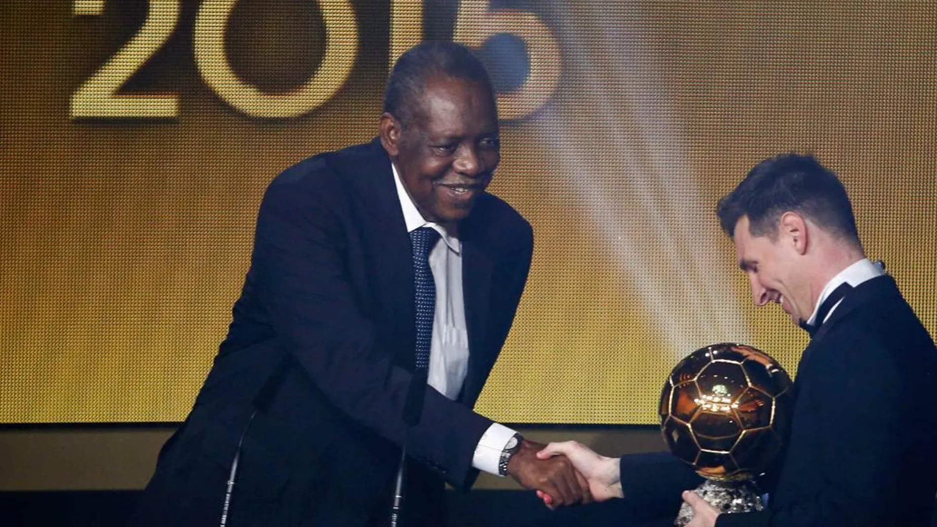 Lionel Messi recibe el trofeo del Balón de Oro que ha ganado esta tarde en Zurich.