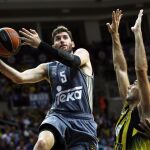 Rudy Fernández trata de encestar ante Kostas Slouka