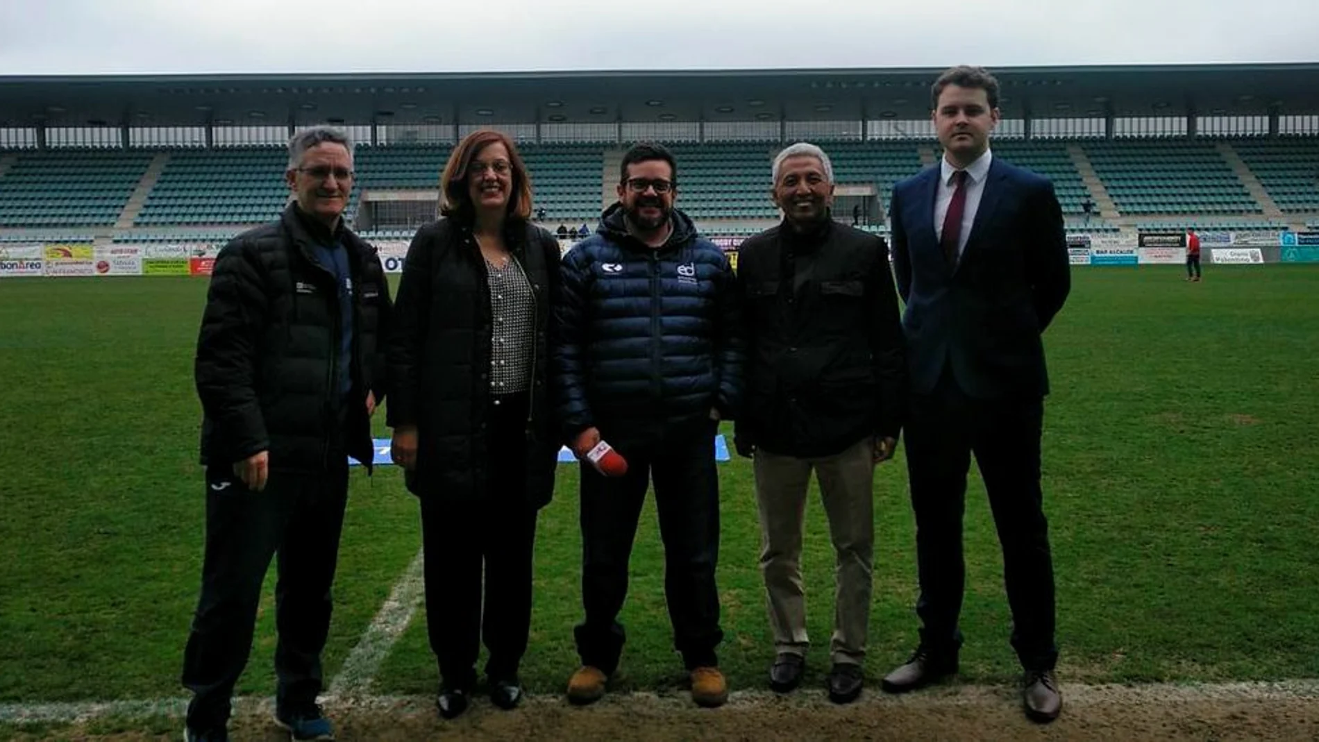 El embajador asistió a un partido de fútbol en La Nueva Balastera