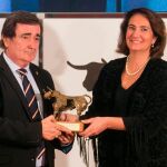 La consejera de Cultura y Turismo, Josefa García Cirac, hace entrega del premio al alcalde de Cuéllar, Jesús García