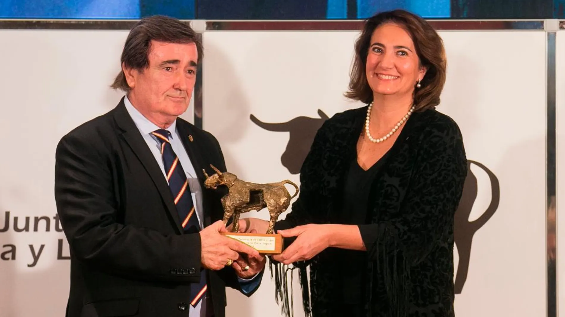 La consejera de Cultura y Turismo, Josefa García Cirac, hace entrega del premio al alcalde de Cuéllar, Jesús García