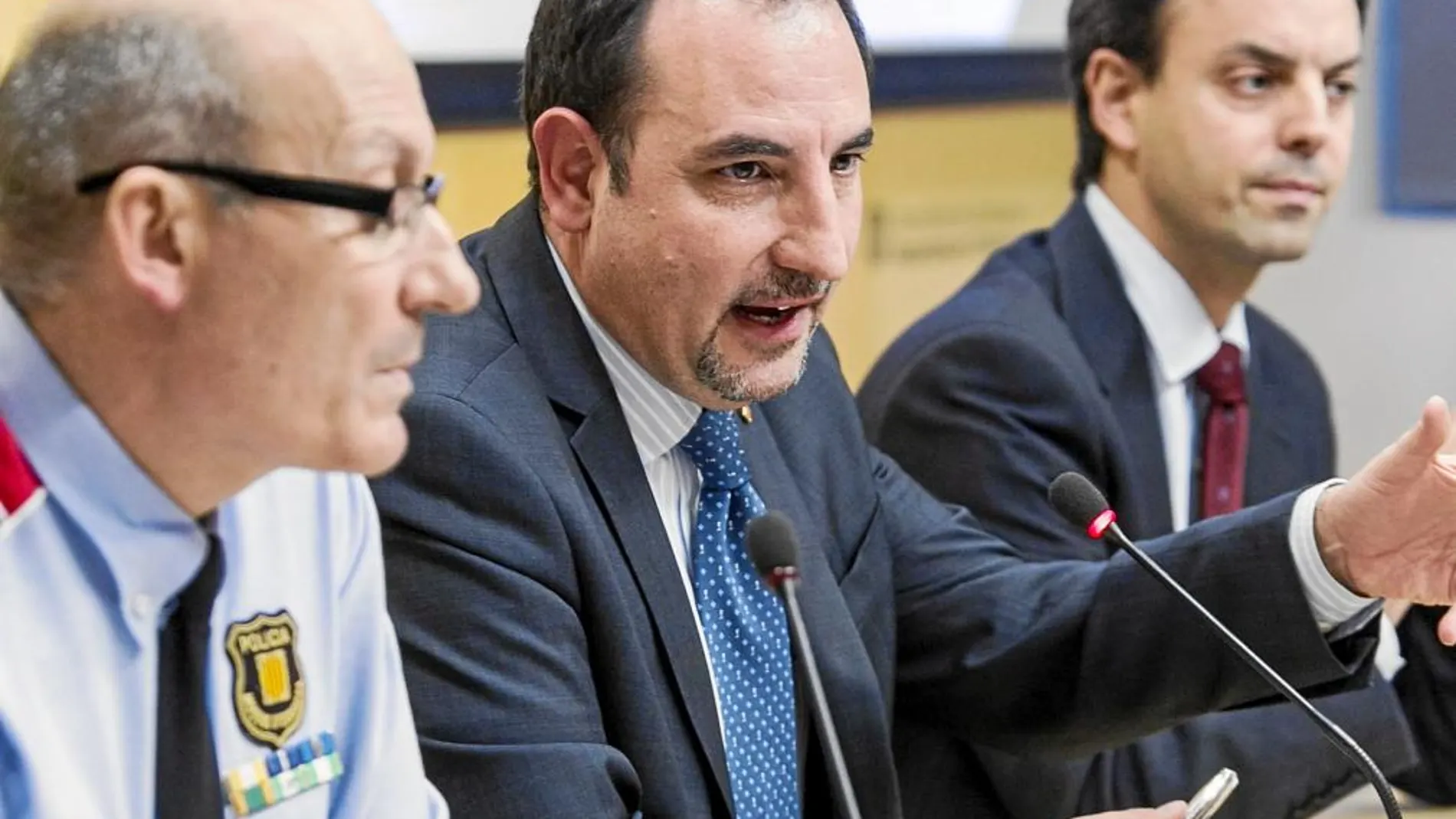 El conseller de Interior, Ramon Espadaler, junto a Manel Prat, a su derecha, y Josep Milan, a su izquierda