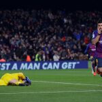 Luis Suárez celebrando el gol con Cuéllar en el suelo
