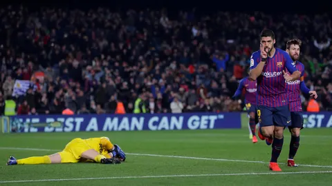 Luis Suárez celebrando el gol con Cuéllar en el suelo