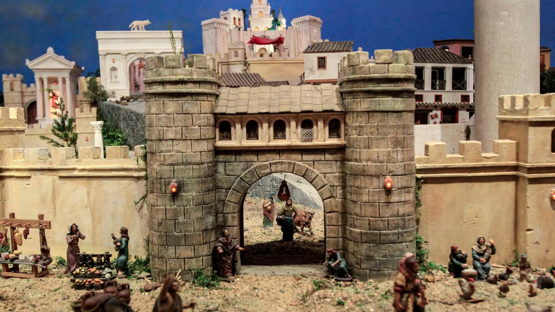 Recreación de una de las antiguas puertas de Sevilla en el belén de la Fundación Cajasol