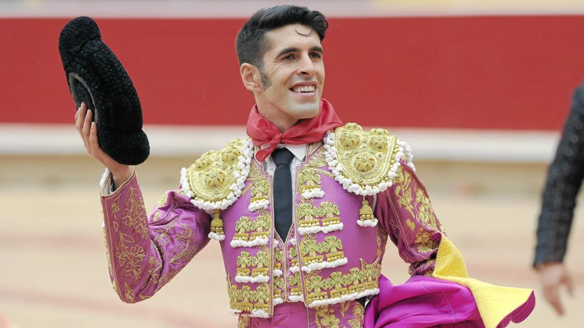 Alejandro Talavante saluda al público de Pamplona mientras daba la vuelta al ruedo, ayer