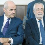 Los ex presidentes de la Junta de Andalucía Manuel Chaves y José Antonio Griñán / Efe