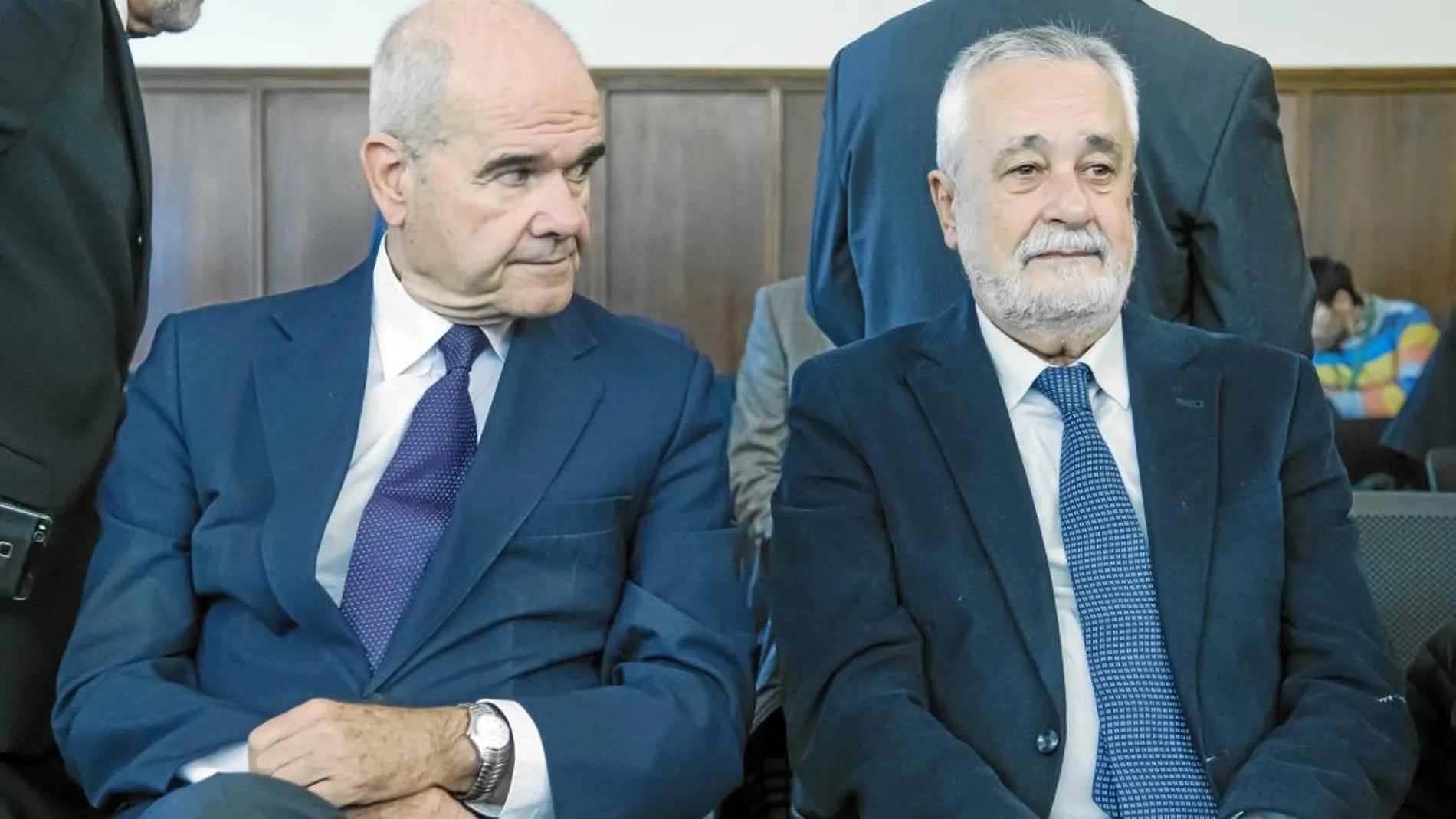 Los ex presidentes de la Junta de Andalucía Manuel Chaves y José Antonio Griñán / Efe