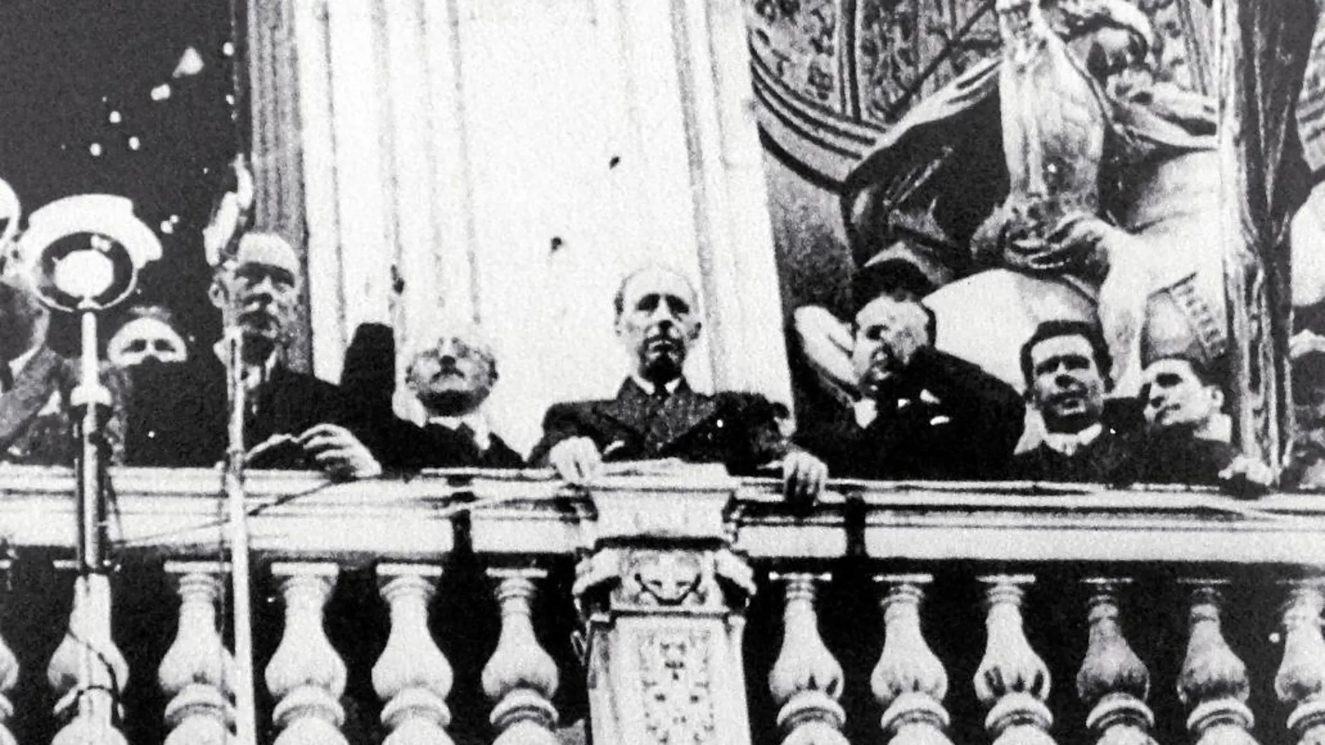 El presidente de Cataluña en 1934, Lluís Companys, desde el balcón de la Generalitat donde proclamó el Estado catalán