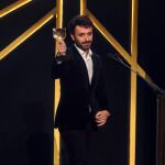 El director Rodrigo Sorogoyen con el premio a mejor dirección por la película el Reino, en la gala de los Premios Feroz 2019, el pasado sábado