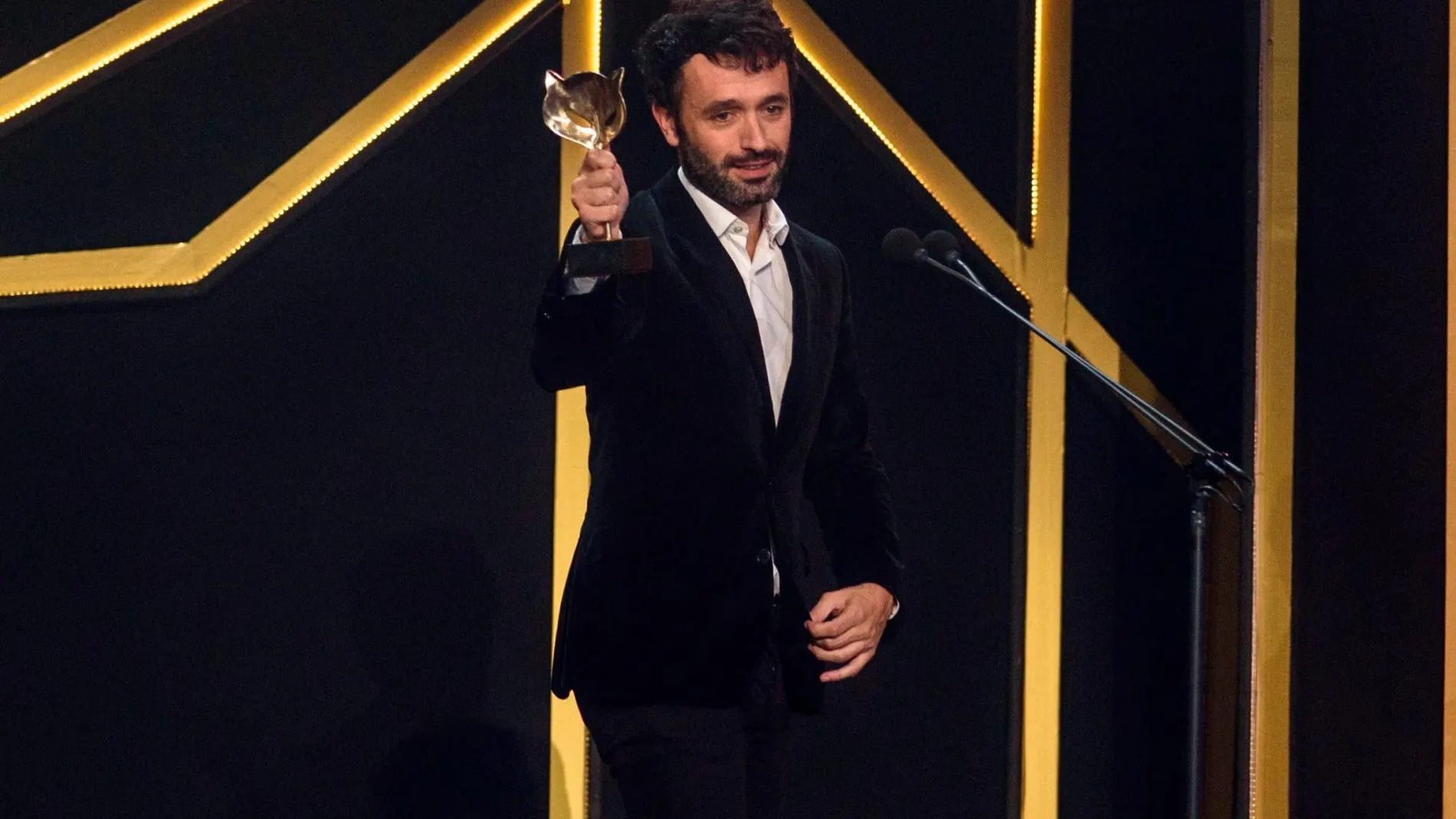 El director Rodrigo Sorogoyen con el premio a mejor dirección por la película el Reino, en la gala de los Premios Feroz 2019, el pasado sábado