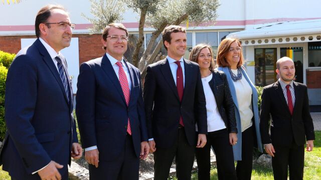 El presidente del PP y candidato a la Presidencia del Gobierno, Pablo Casado; junto al candidato a la alcaldía de Palencia, Alfonso Polanco; al presidente de PP de Castilla y León, Alfonso Fernández Mañueco; a la cabeza de lista al congreso, Milagros Marcos; a la presidenta del partido en Palencia, Ángeles Armisén; y al candidato a la alcaldía de Villamuriel, Roberto Martín, en la visita a la fábrica de Renault ubicada en la localidad palentina de Villamuriel de Cerrato