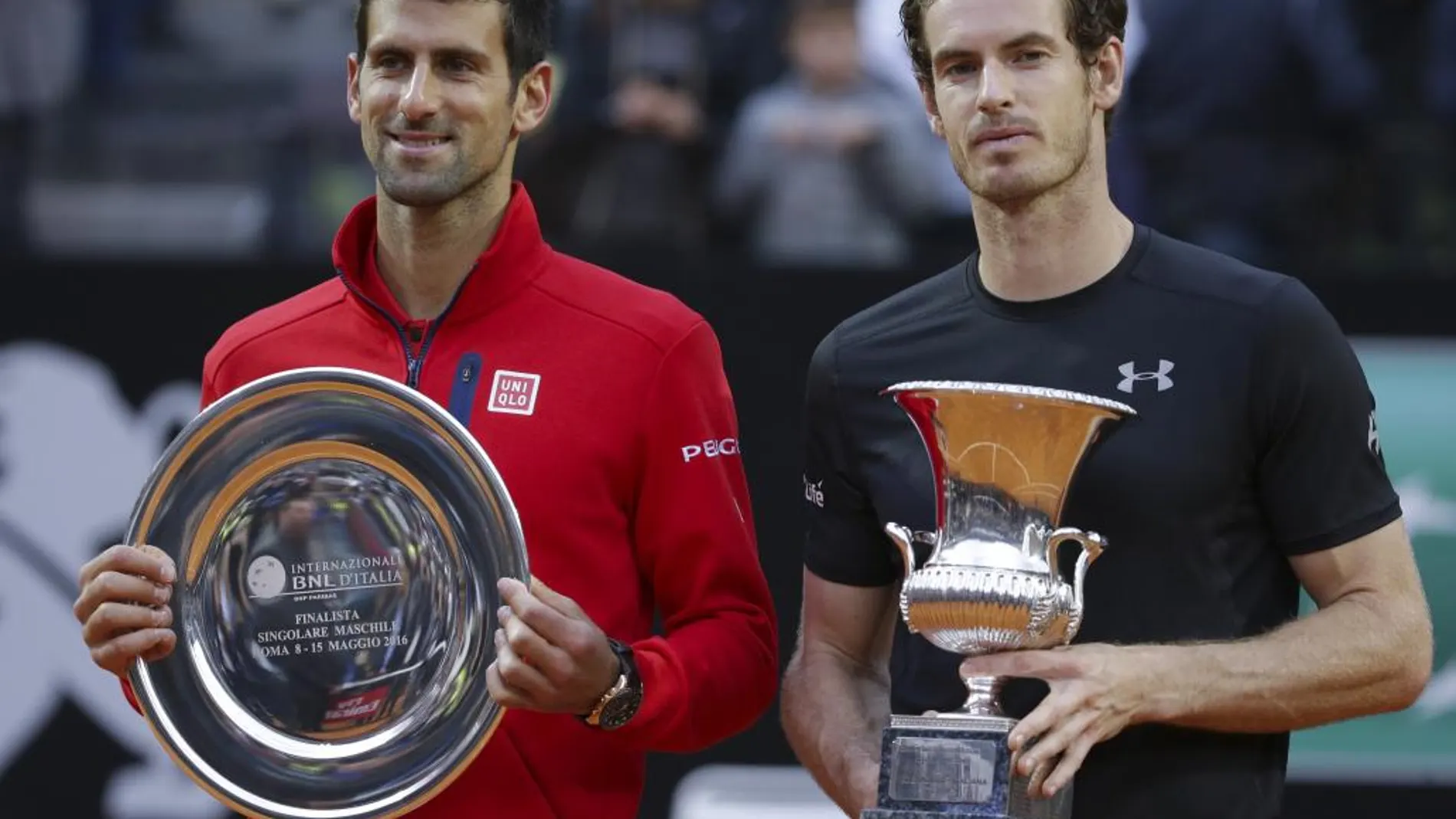 Imagen de archivo del pasado 15 de mayo de Andy Murray, derecha, y Novak Djokovic tras la final de Open de Italia, disputado en Roma