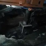  Una máquina de asfaltar se hunde al provocar un gran socavón