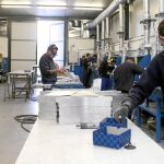 El sector de la industria en la Comunidad sigue incorporando nuevos trabajadores.