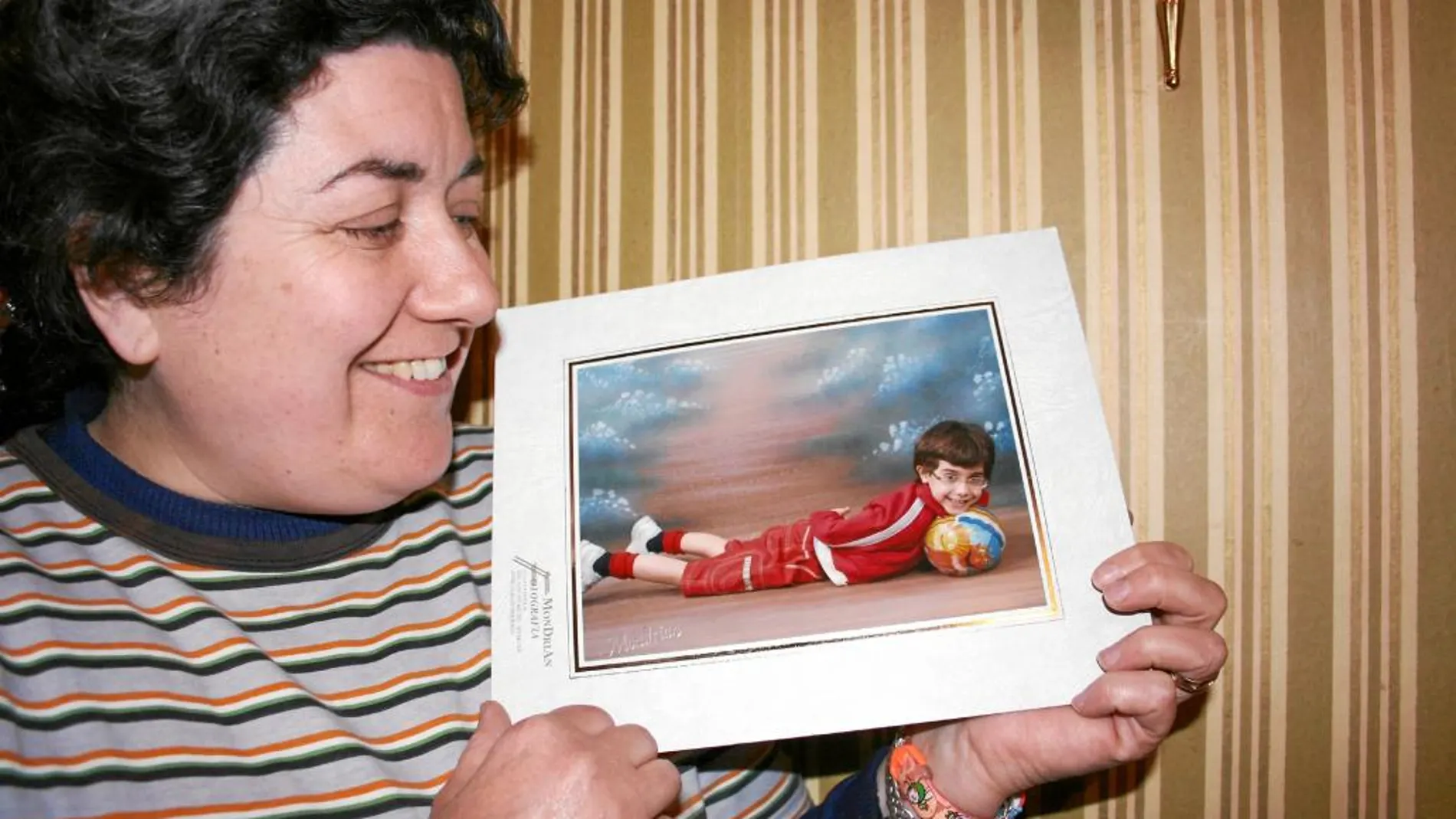 Margarita, madre biológica de Diego, muestra una foto del pequeño, en la época en la que luchaba por lograr su tutela