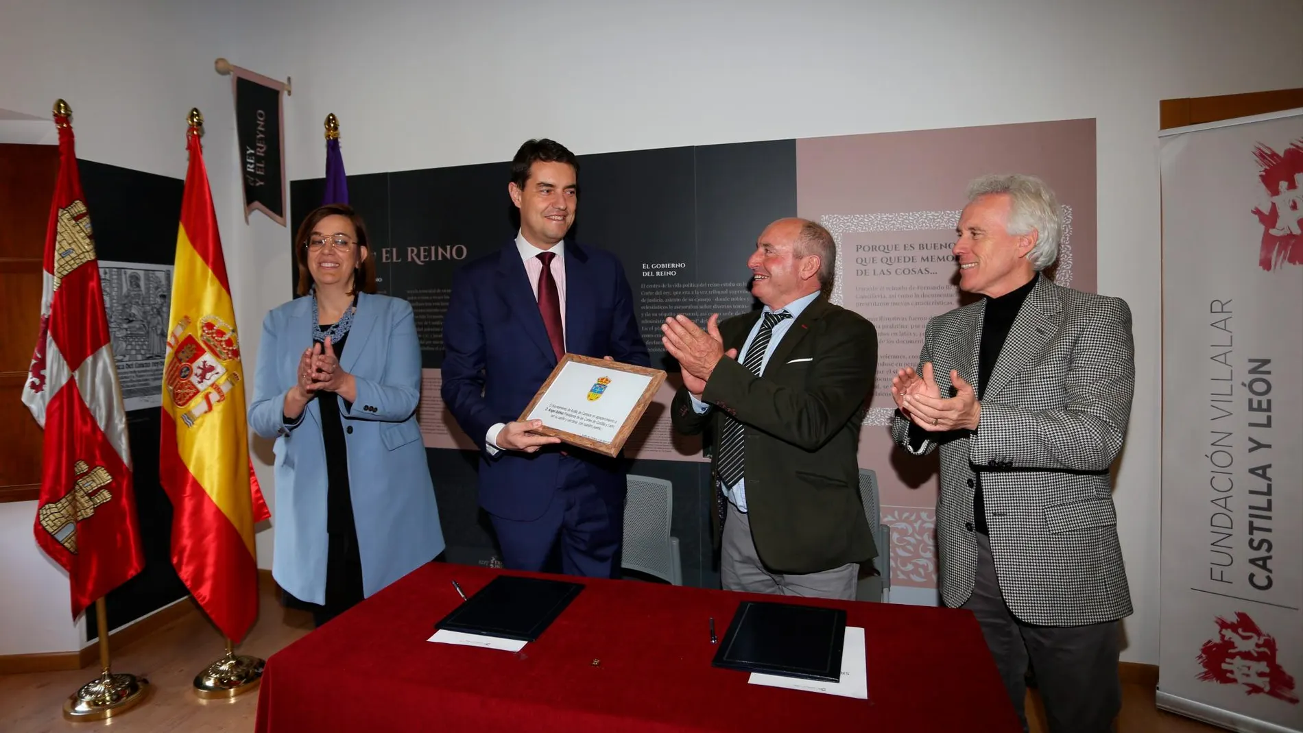 Ángel Ibáñez firma el acuerdo junto al alcalde Autillo de Campos, Ángel Castro, en presencia de Ángeles Armisén y Luis Domingo González