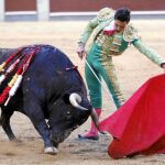 Daniel Menés toreando al natural, ayer, en Las Ventas