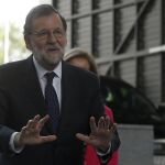 El presidente del Gobierno, Mariano Rajoy, a su llegada al acto de clausura de la Asamblea General de la CEOE