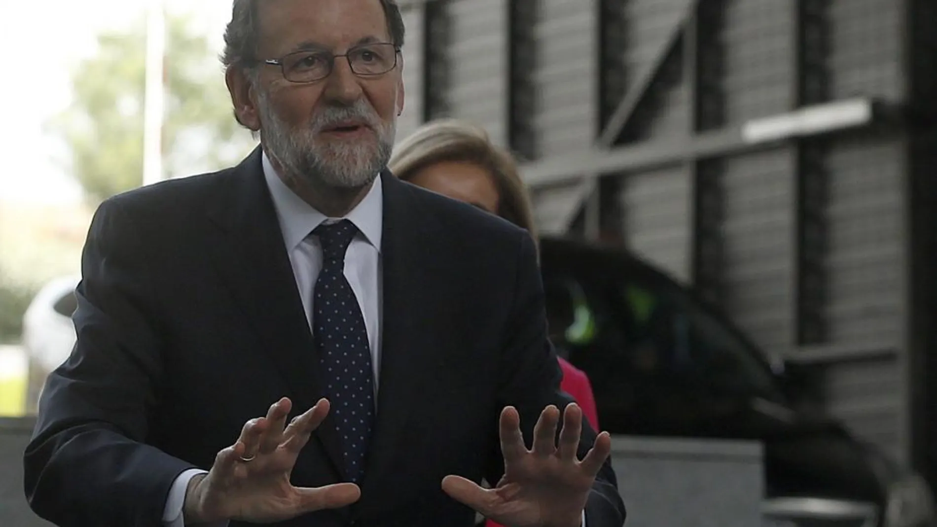 El presidente del Gobierno, Mariano Rajoy, a su llegada al acto de clausura de la Asamblea General de la CEOE