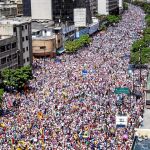 Una de las calles de Caracas tomadas ayer por los opositores tras la marcha convocada por los partidos de la Mesa de la Unidad Democrática