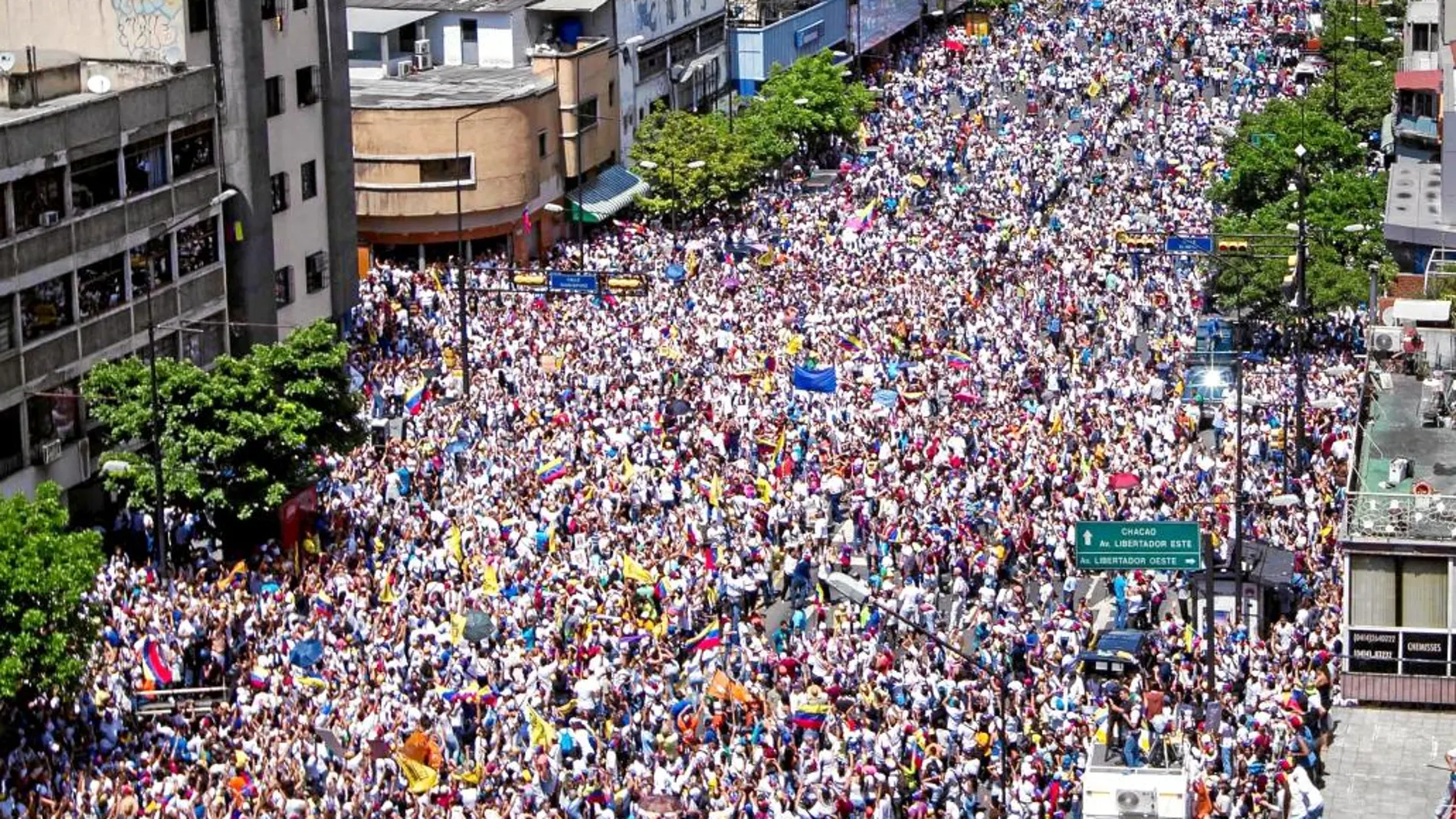 Una de las calles de Caracas tomadas ayer por los opositores tras la marcha convocada por los partidos de la Mesa de la Unidad Democrática