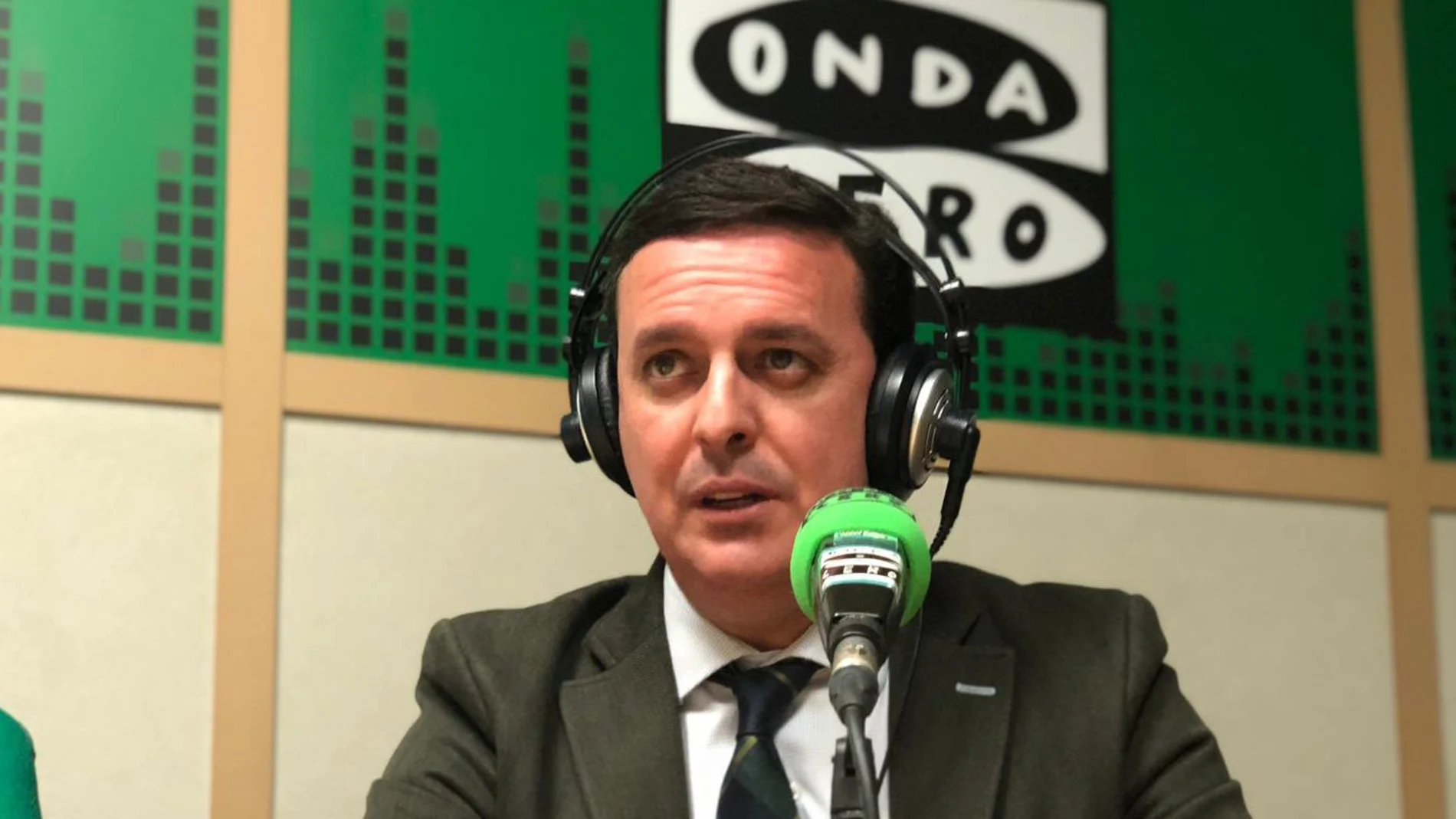 El presidente de la Diputación de Almería, Javier Aureliano García, ayer en los estudios de Onda Cero / Foto: La Razón