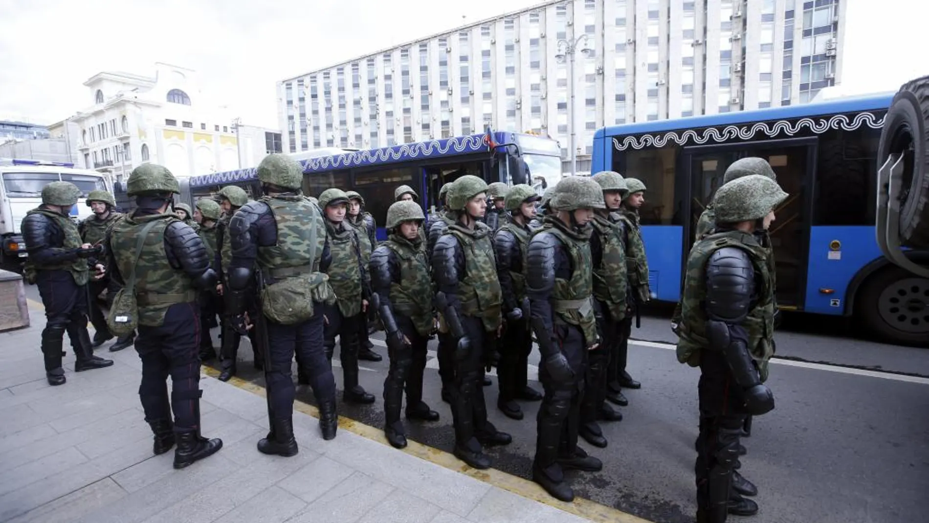 Agentes de policía rusos permanecen en guardia ante una marcha no autorizada en el centro de Moscú, Rusia