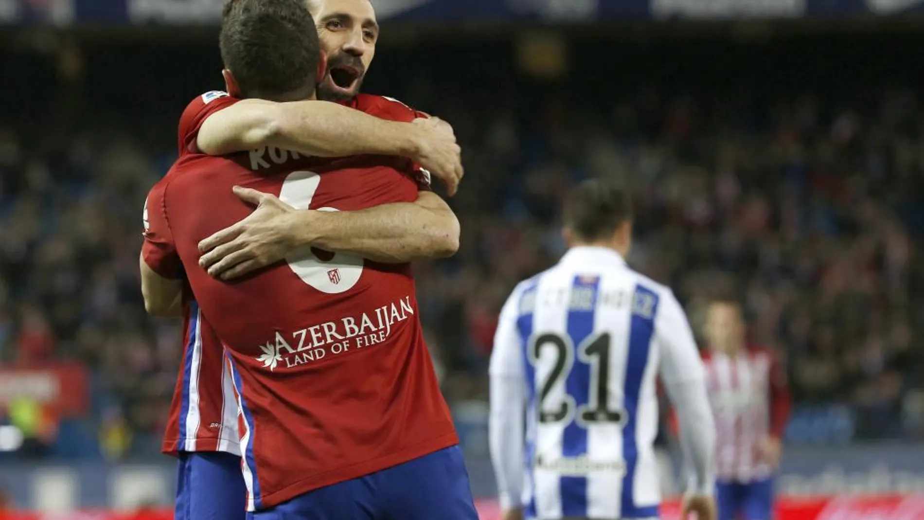 El defensa del Atlético de Madrid Juanfran Torres celebra con su compañero Koke Resurrección