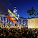Miles de personas han acudido en la tarde de este sábado a la Puerta del Sol para mostrar su apoyo a Juan Guaidó.