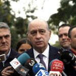 El ministro del Interior, Jorge Fernández Díaz (c), durante su comparecencia hoy ante los medios de comunicación en Mataró (Barcelona)