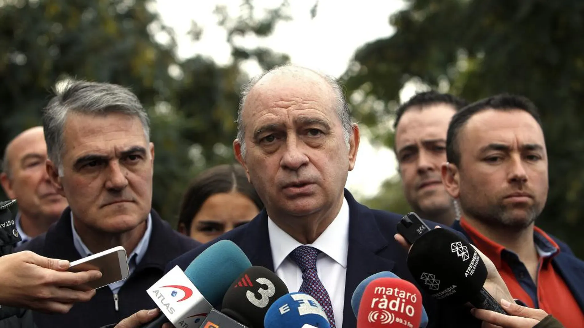 El ministro del Interior, Jorge Fernández Díaz (c), durante su comparecencia hoy ante los medios de comunicación en Mataró (Barcelona)