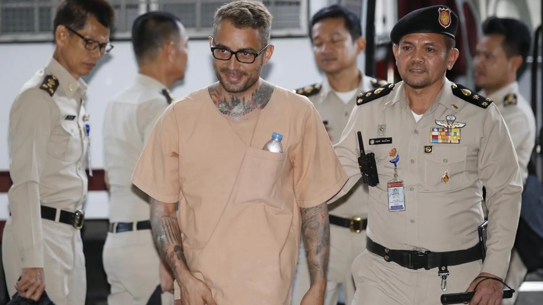 El español Artur Segarra (c) a su llegada a la Corte Criminal de Tailandia
