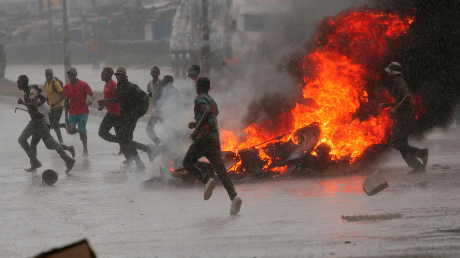 La lluvia torrencial sobre la Harare no logró apagar el fuego de las barricadas.