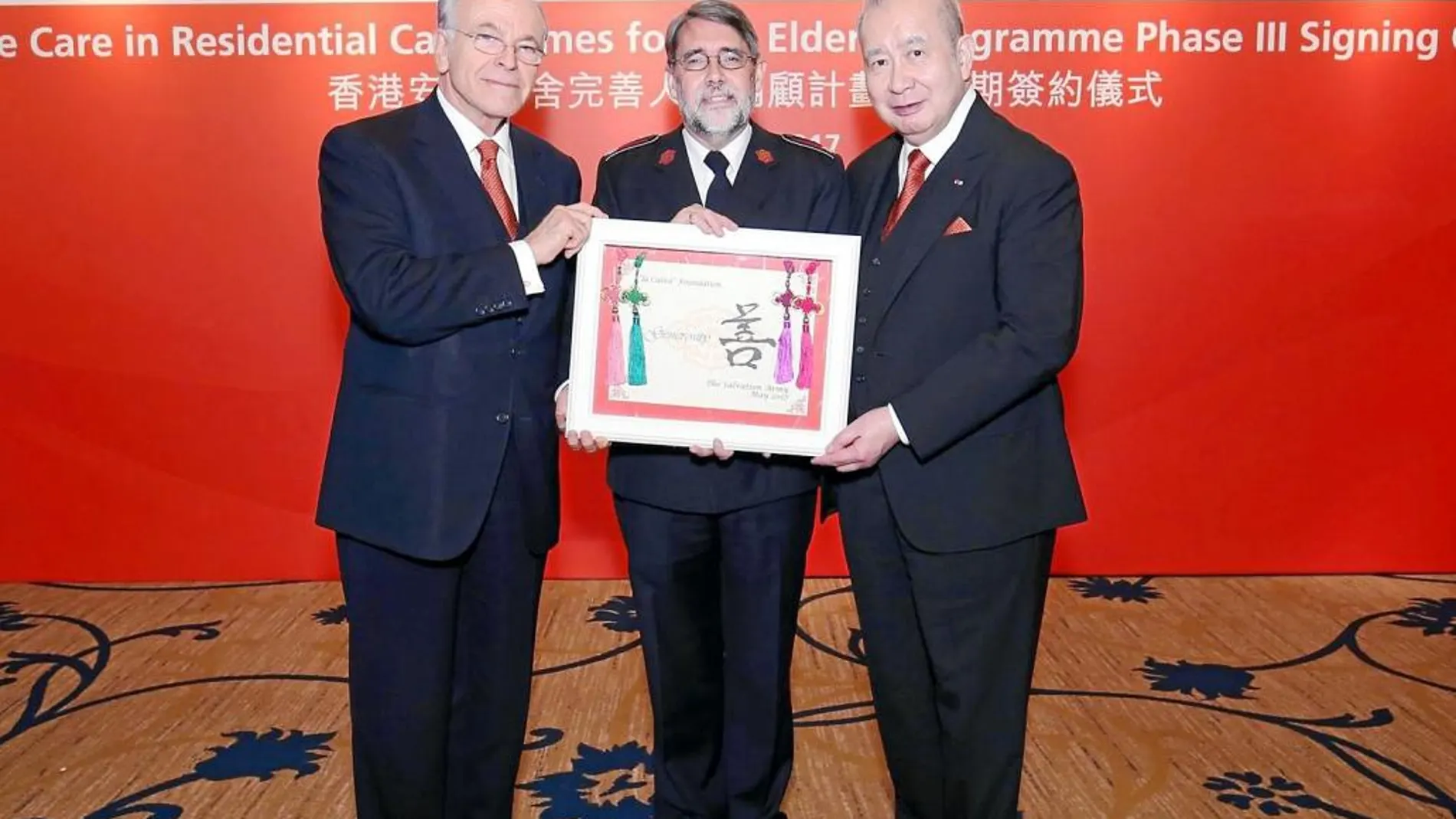A la izq., el presidente de la Fundación Bancaria La Caixa, Isidro Fainé, en la firma del acuerdo de colaboración
