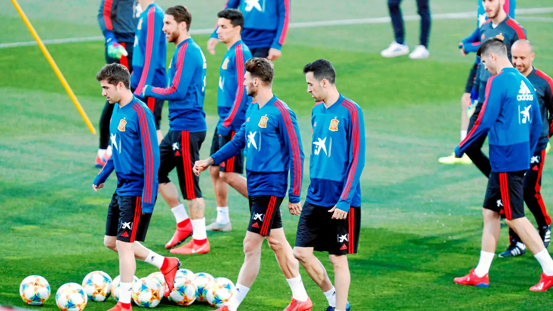 Los jugadores de la selección, durante el entreno del lunes en Las Rozas con Sergio Ramos al fondo