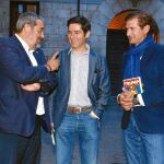 Paco Reyero conversa con el director de El Norte, Carlos Aganzo, y del Aula de Cultura, Fernando Conde