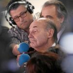 El abogado de la Infanta Cristina, Miquel Roca, atendiendo ayer a los medios de comunicación tras conocer el fallo de la Audiencia de Palma.