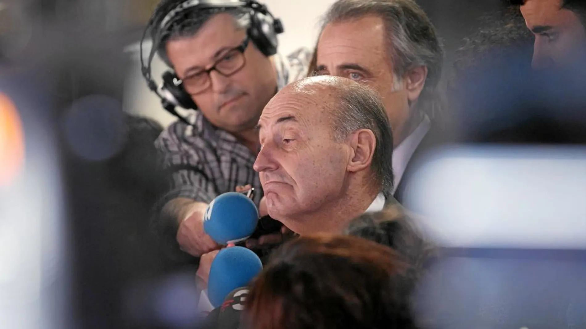 El abogado de la Infanta Cristina, Miquel Roca, atendiendo ayer a los medios de comunicación tras conocer el fallo de la Audiencia de Palma.