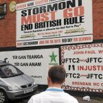 Pancarta contra el control británico de la provincia del Ulster en un muro de un edificio de Belfast