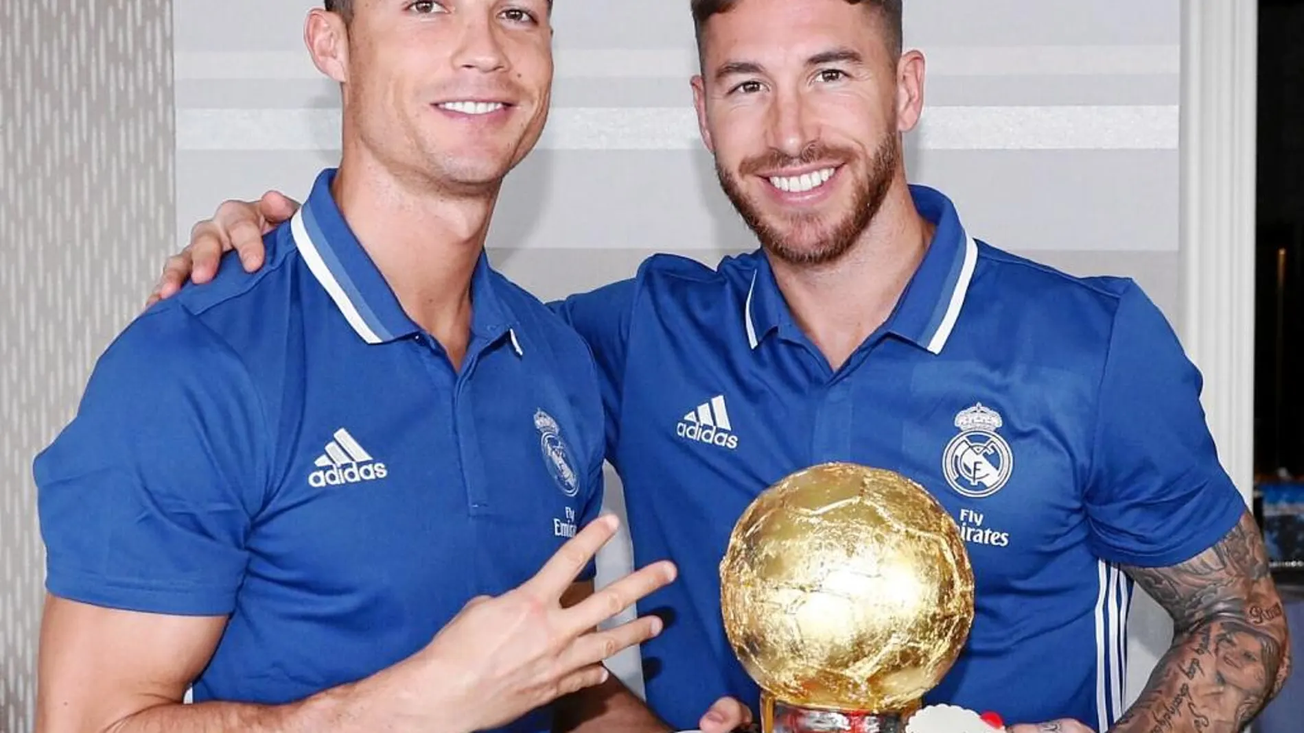 Cristiano Ronaldo recibió de manos de Sergio Ramos un plato que simulaba ser un Balón de Oro.