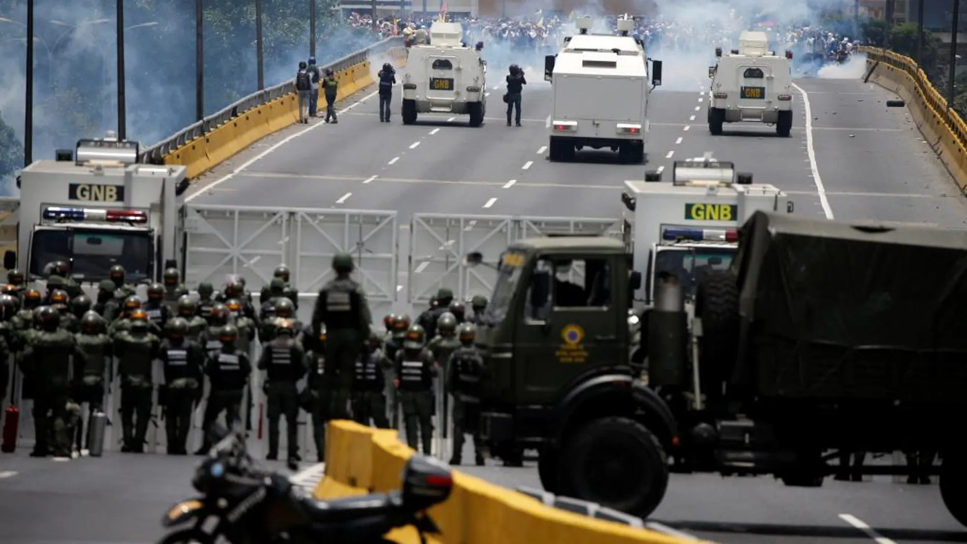 La Guardia Nacional Bolivariana corta el acceso a los manifestantes por las calles de Caracas.