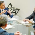 Sánchez se reunió ayer con los agentes sociales en Moncloa, pero nadie del Ejecutivo compareció para valorar el «caso Montón» / Efe