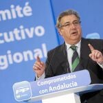 ANDALUCÍA. MA01. MÁLAGA, 11/03/2013. El presidente del PP andaluz, Juan Ignacio Zoido, ha calificado hoy a los socialistas de "hipócritas"en la política, y ha augurado que los concejales de Ponferrada (León) que han apoyado la moción de censura contra el regidor popular volverán a presentarse en las listas del PSOE, durante su intervención en el comité ejecutivo regional del partido celebrado en Málaga - EFE/Daniel Pérez